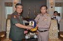 พลเรือเอก ทวีวุฒิ พงศ์พิพัฒน์ เสนาธิการทหารเรือ ผู้แทน ผู้บัญชาการทหารเรือ รับการเยี่ยมคำนับ พลโท Dato’ Seri Panglima Haji Ahmad Hasbullah bin Haji Mohd Nawawi  รองผู้บัญชาการทหารบกมาเลเซีย โดยมี นาวาเอก ชลธิศ นาวานุเคราะห์ รองเจ้ากรมข่าวทหารเรือ 